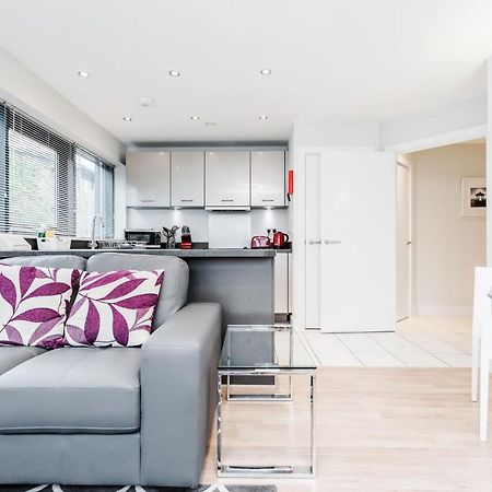 Room Space Service Apartments - New Manor House Bracknell Bagian luar foto