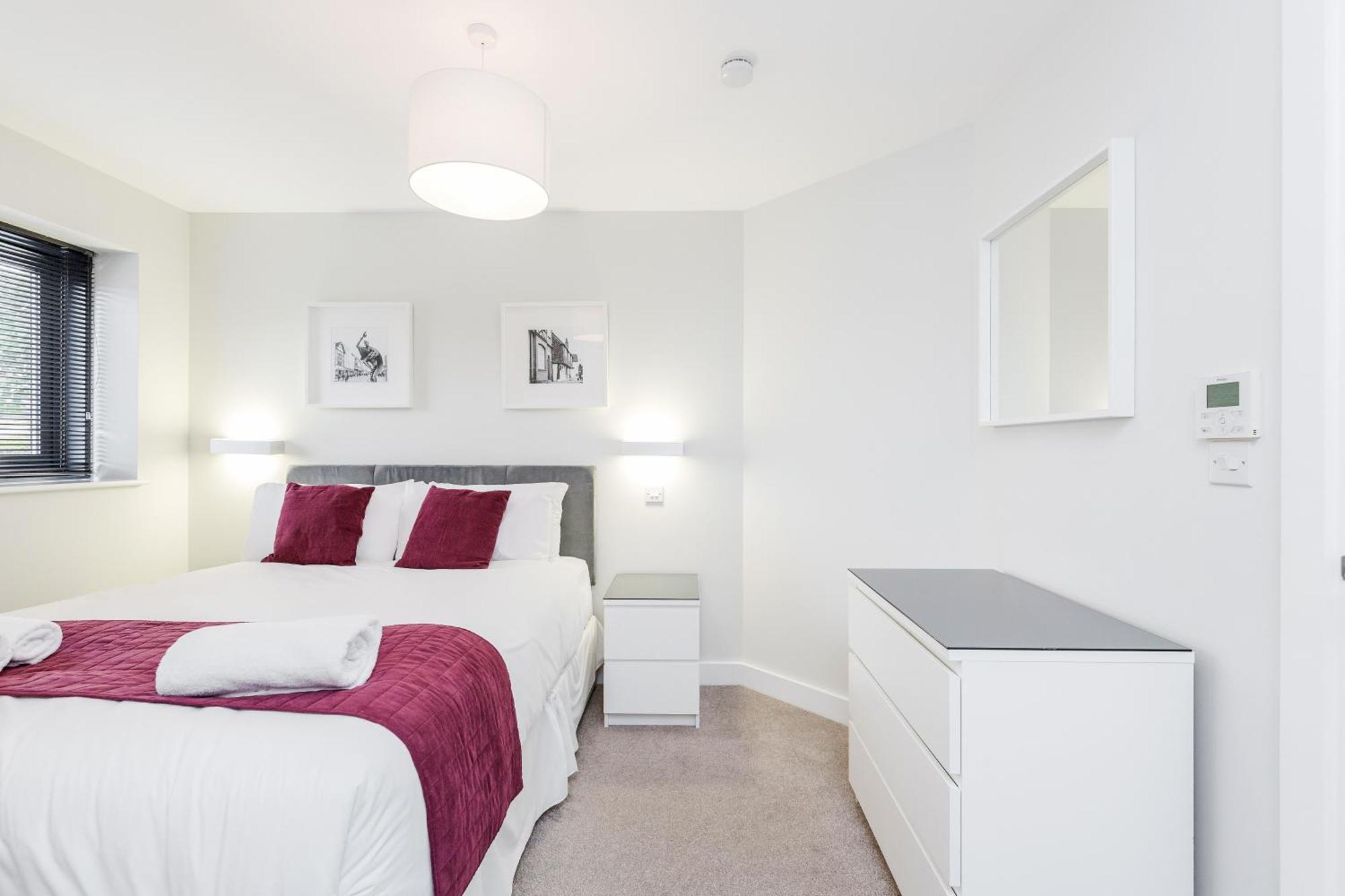 Room Space Service Apartments - New Manor House Bracknell Bagian luar foto