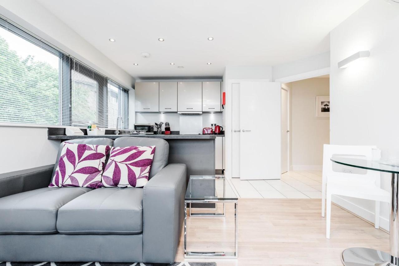 Room Space Service Apartments - New Manor House Bracknell Bagian luar foto