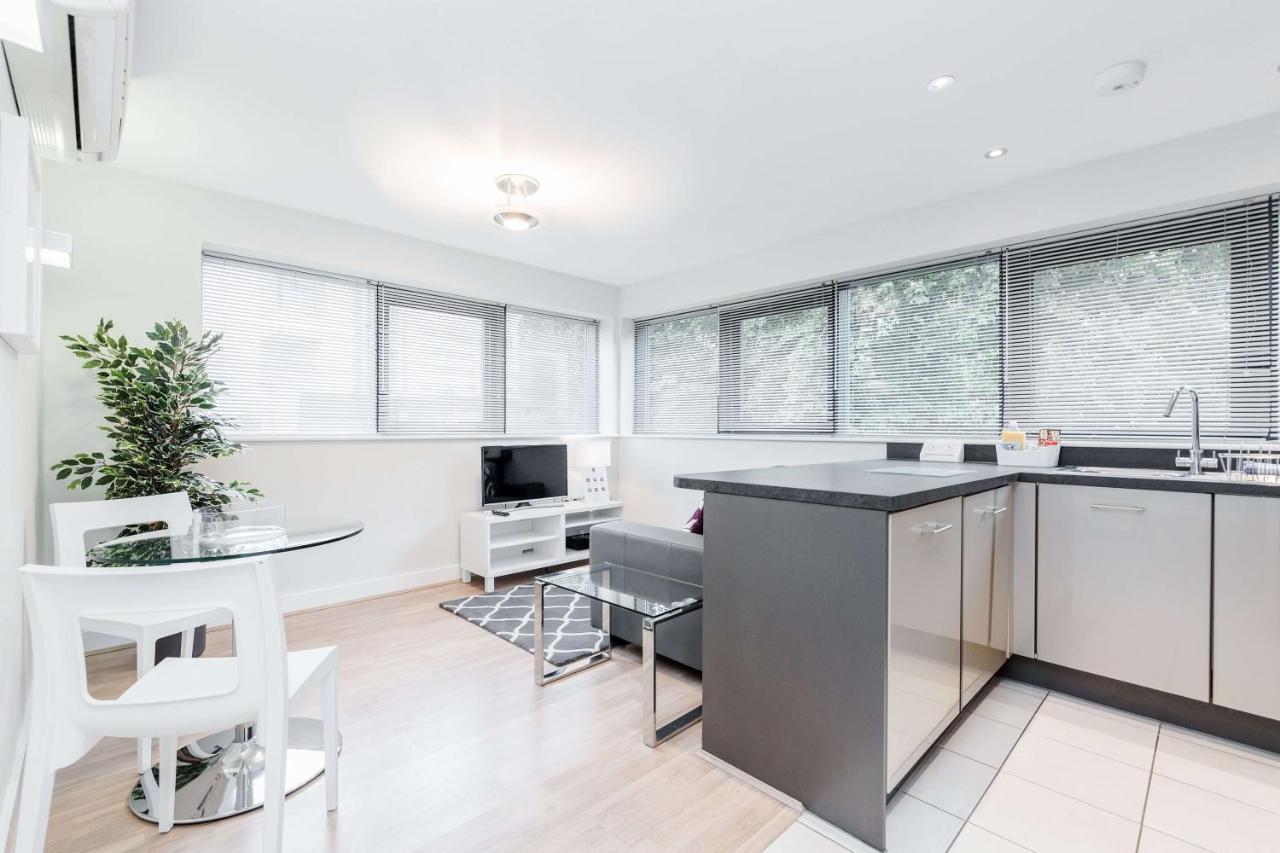 Room Space Service Apartments - New Manor House Bracknell Bagian luar foto