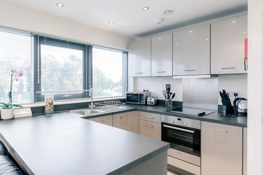 Room Space Service Apartments - New Manor House Bracknell Bagian luar foto
